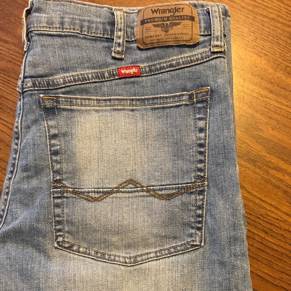 Wrangler Men's Light Blue Relaxed Jeans